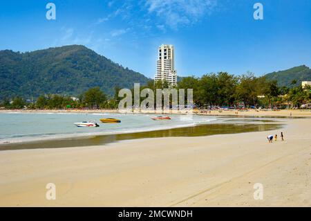 Patong Beach mit Patong Tower, Phuket, Thailand Stockfoto