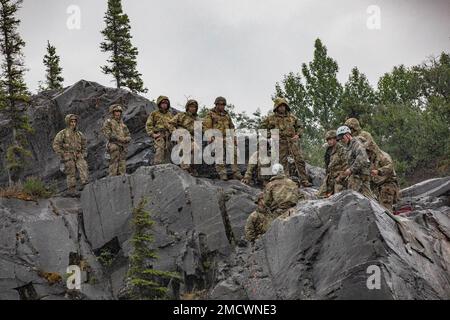 Bergsteigerlehrer vom Northern Warfare Training Center halten einen Kurs über die Grundanker mit 11. Soldaten der Airborne Division am H Rock at the Rock Site während des Basic Military Mountaineering Kurses auf der Black Rapids Training Site am 10. Juli. Der Zweck des 14-tägigen Kurses besteht darin, Soldaten darin zu trainieren, wie man sich durch bergiges Gelände manövriert, und dann zurück zu ihren Einheiten zu gehen und den Einheiten Soldaten zur Verfügung zu stellen, die in der Lage sind, das bergige Gelände von Alaska zu überqueren. (Foto von Staff Sgt. Christopher Dennis/11. Airborne Division Public Affairs NCO) Stockfoto