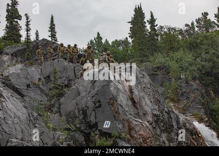 Bergsteigerlehrer vom Northern Warfare Training Center halten einen Kurs über die Grundanker mit 11. Soldaten der Airborne Division am H Rock at the Rock Site während des Basic Military Mountaineering Kurses auf der Black Rapids Training Site am 10. Juli. Der Zweck des 14-tägigen Kurses besteht darin, Soldaten darin zu trainieren, wie man sich durch bergiges Gelände manövriert, und dann zurück zu ihren Einheiten zu gehen und den Einheiten Soldaten zur Verfügung zu stellen, die in der Lage sind, das bergige Gelände von Alaska zu überqueren. (Foto von Staff Sgt. Christopher Dennis/11. Airborne Division Public Affairs NCO) Stockfoto