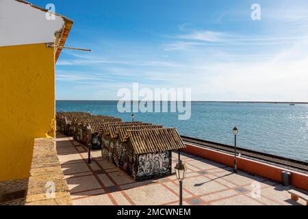 Schöne Aussicht auf die Ria Formosa und die Holzlager der Fischer in Faro, Algarve, Südportugal Stockfoto