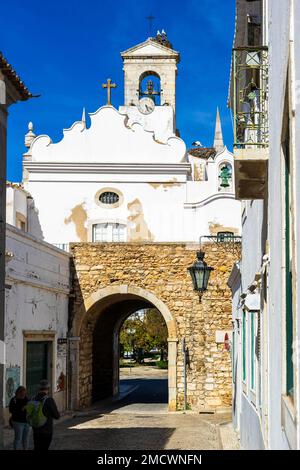 Der berühmteste Eingang zur Altstadt von Faro, genannt Arco da vila, Algarve, Portugal Stockfoto