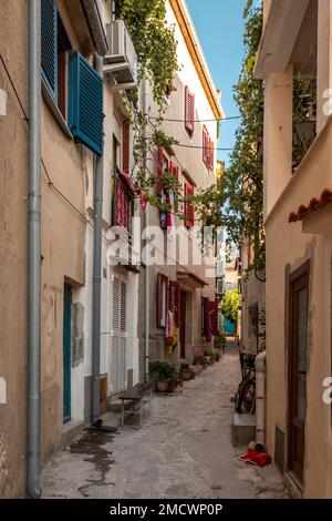 Mediterrane Altstadt mit alten Gassen und Häusern am Morgen, Baska, Insel Krk, Kroatien Stockfoto