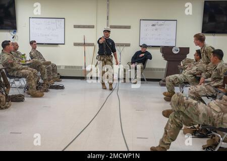 Staff Sgt. Jordan Weeg, Bergsteigerlehrer am Northern Warfare Training Center, veranstaltet einen Kurs über fortschrittlichere Anker für künstlichen Schutz mit 11. Soldaten der Airborne Division in Innenräumen aufgrund von Unwetterproblemen während des Advanced Military Mountaineering Kurses auf dem Black Rapids Training Site am 10. Juli. Der Zweck des 14-tägigen Kurses besteht darin, Soldaten darin zu trainieren, wie man sich durch bergiges Gelände manövriert, und dann zurück zu ihren Einheiten zu gehen und den Einheiten Soldaten zur Verfügung zu stellen, die in der Lage sind, das bergige Gelände von Alaska zu überqueren. (Foto von Staff Sgt. Christopher Dennis/ Stockfoto