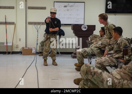 Bergsteigerlehrer, Staff Sgt. Jordan Weeg, Northern Warfare Training Center, veranstaltet einen Kurs über fortschrittliche Anker für künstlichen Schutz mit 11. Soldaten der Airborne Division in Innenräumen aufgrund von Sicherheitsbedenken während des Advanced Military Mountaineering Kurses auf der Black Rapids Training Site am 10. Juli. Der Zweck des 14-tägigen Kurses besteht darin, Soldaten darin zu trainieren, wie man sich durch bergiges Gelände manövriert, und dann zurück zu ihren Einheiten zu gehen und den Einheiten Soldaten zur Verfügung zu stellen, die in der Lage sind, das bergige Gelände von Alaska zu überqueren. (Foto von Staff Sgt. Christopher Dennis/11. Airborne Division Pu Stockfoto