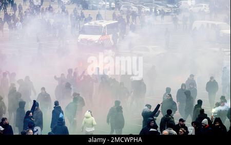 ROTTERDAM - Fans von Feyenoord reagieren nach der Ankunft von Ajax' Teambus im Stadion De Kuip vor dem Fußballspiel zwischen den Erzrivalen Feyenoord und Ajax. Die Polizei von Rotterdam war vor allem im Stadion anwesend, sichtbar und unsichtbar. ANP ROBIN UTRECHT niederlande raus - belgien raus Stockfoto