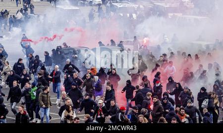 ROTTERDAM - Fans von Feyenoord reagieren nach der Ankunft von Ajax' Teambus im Stadion De Kuip vor dem Fußballspiel zwischen den Erzrivalen Feyenoord und Ajax. Die Polizei von Rotterdam war vor allem im Stadion anwesend, sichtbar und unsichtbar. ANP ROBIN UTRECHT niederlande raus - belgien raus Stockfoto