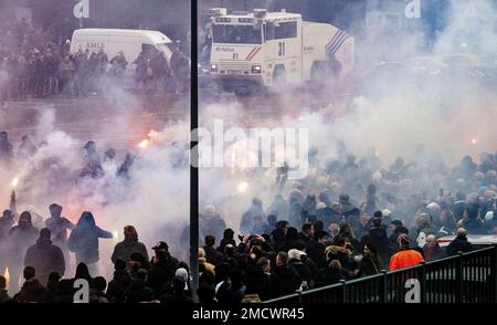 ROTTERDAM - Fans von Feyenoord reagieren nach der Ankunft von Ajax' Teambus im Stadion De Kuip vor dem Fußballspiel zwischen den Erzrivalen Feyenoord und Ajax. Die Polizei von Rotterdam war vor allem im Stadion anwesend, sichtbar und unsichtbar. ANP ROBIN UTRECHT niederlande raus - belgien raus Stockfoto