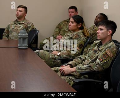 Mitglieder des 908. Wartungsgeschwaders hören sich am Maxwell Air Force Base, Alabama, ein Briefing über die Grundlagen des Hubschrauberdrehsystems am 10. Juli 2022 an. Master Sgt. Mike Cutter, 908. Flugzeuginstandhaltungstrupp und -Expediter, und Master Sgt. William Little, verantwortlicher 908. Airlift Wing Flugsicherheitsbeauftragter, gaben die Einweisung an Mitglieder der 908. Maintenance Group zur Vorbereitung des Übergangs des Flügels in die USA Formelle Ausbildungseinheit für den Hubschrauber MH-139A Grey Wolf der Air Force. Stockfoto