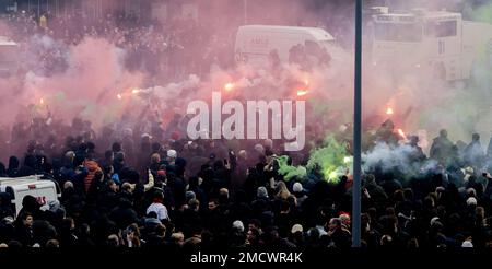 ROTTERDAM - Fans von Feyenoord reagieren nach der Ankunft von Ajax' Teambus im Stadion De Kuip vor dem Fußballspiel zwischen den Erzrivalen Feyenoord und Ajax. Die Polizei von Rotterdam war vor allem im Stadion anwesend, sichtbar und unsichtbar. ANP ROBIN UTRECHT niederlande raus - belgien raus Stockfoto