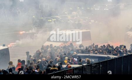 ROTTERDAM - Fans von Feyenoord reagieren nach der Ankunft von Ajax' Teambus im Stadion De Kuip vor dem Fußballspiel zwischen den Erzrivalen Feyenoord und Ajax. Die Polizei von Rotterdam war vor allem im Stadion anwesend, sichtbar und unsichtbar. ANP ROBIN UTRECHT niederlande raus - belgien raus Stockfoto