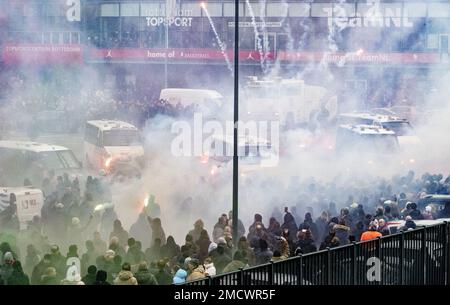 ROTTERDAM - Fans von Feyenoord reagieren nach der Ankunft von Ajax' Teambus im Stadion De Kuip vor dem Fußballspiel zwischen den Erzrivalen Feyenoord und Ajax. Die Polizei von Rotterdam war vor allem im Stadion anwesend, sichtbar und unsichtbar. ANP ROBIN UTRECHT niederlande raus - belgien raus Stockfoto