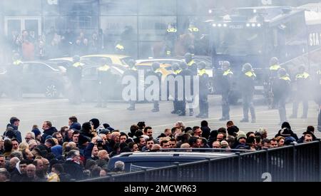 ROTTERDAM - Fans von Feyenoord reagieren nach der Ankunft von Ajax' Teambus im Stadion De Kuip vor dem Fußballspiel zwischen den Erzrivalen Feyenoord und Ajax. Die Polizei von Rotterdam war vor allem im Stadion anwesend, sichtbar und unsichtbar. ANP ROBIN UTRECHT niederlande raus - belgien raus Stockfoto