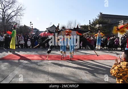 Taiyuan, Chinas Provinz Shanxi. 22. Januar 2023. Volkskünstler treten am 22. Januar 2023 auf Pfählen in der antiken Stadt Qinglong im Yangqu County in der nordchinesischen Provinz Shanxi auf. Am Sonntag findet das chinesische MondNeujahrsfest statt. Kredit: Ma Yimin/Xinhua/Alamy Live News Stockfoto