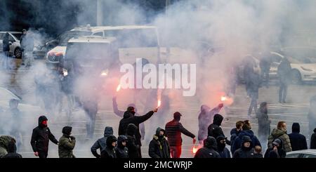 ROTTERDAM - Fans von Feyenoord reagieren nach der Ankunft von Ajax' Teambus im Stadion De Kuip vor dem Fußballspiel zwischen den Erzrivalen Feyenoord und Ajax. Die Polizei von Rotterdam war vor allem im Stadion anwesend, sichtbar und unsichtbar. ANP ROBIN UTRECHT niederlande raus - belgien raus Stockfoto