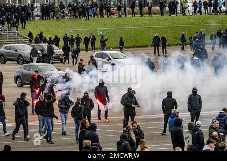 ROTTERDAM - Fans von Feyenoord reagieren nach der Ankunft von Ajax' Teambus im Stadion De Kuip vor dem Fußballspiel zwischen den Erzrivalen Feyenoord und Ajax. Die Polizei von Rotterdam war vor allem im Stadion anwesend, sichtbar und unsichtbar. ANP ROBIN UTRECHT niederlande raus - belgien raus Stockfoto