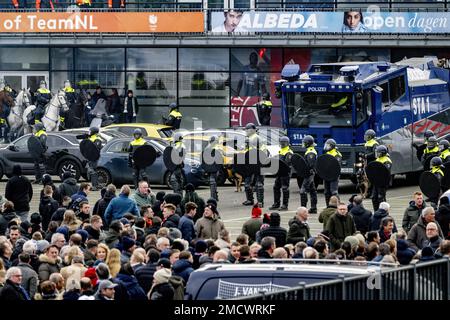 ROTTERDAM - Fans von Feyenoord reagieren nach der Ankunft von Ajax' Teambus im Stadion De Kuip vor dem Fußballspiel zwischen den Erzrivalen Feyenoord und Ajax. Die Polizei von Rotterdam war vor allem im Stadion anwesend, sichtbar und unsichtbar. ANP ROBIN UTRECHT niederlande raus - belgien raus Stockfoto