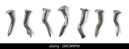 Satz unbrauchbarer und verzogener Nägel auf weißem Hintergrund isoliert, verbogenes und gebrochenes Befestigungsmaterial aus Stahlkonstruktion, Ausfallkonzept, Sammlung Stockfoto
