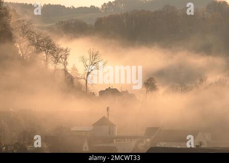 Sonnenaufgang mit Nebel in der Stadt, Calw, Schwarzwald, Deutschland Stockfoto