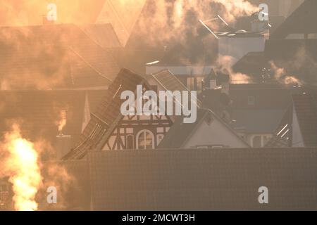 Fachwerkhaus im Nebel bei Sonnenaufgang, Calw, Schwarzwald, Deutschland Stockfoto