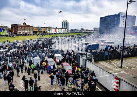 ROTTERDAM - Fans von Feyenoord reagieren nach der Ankunft von Ajax' Teambus im Stadion De Kuip vor dem Fußballspiel zwischen den Erzrivalen Feyenoord und Ajax. Die Polizei von Rotterdam war vor allem im Stadion anwesend, sichtbar und unsichtbar. ANP ROBIN UTRECHT niederlande raus - belgien raus Stockfoto