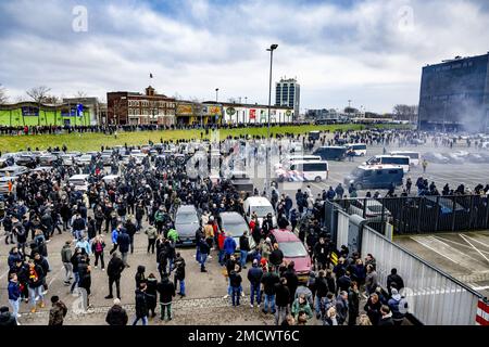 ROTTERDAM - Fans von Feyenoord reagieren nach der Ankunft von Ajax' Teambus im Stadion De Kuip vor dem Fußballspiel zwischen den Erzrivalen Feyenoord und Ajax. Die Polizei von Rotterdam war vor allem im Stadion anwesend, sichtbar und unsichtbar. ANP ROBIN UTRECHT niederlande raus - belgien raus Stockfoto