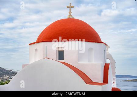 Weiße Kirche mit roter Kuppel, kleine kykladische Kirche Agios Spyridon, Gassen der Altstadt Chora, Mykonos Stadt, Mykonos, Kykladen, Griechenland Stockfoto