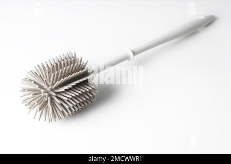 Moderne Toilettenbürste mit Silikonborsten auf weißem Hintergrund Stockfoto