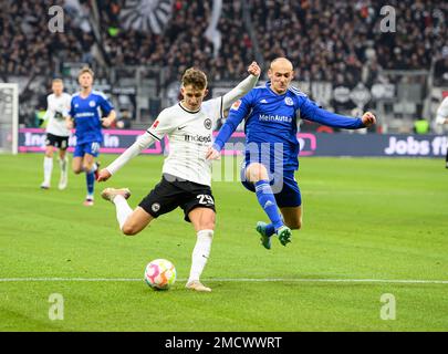 Frankfurt, Deutschland. 21. Januar 2023. Von links nach rechts Jesper LINDSTROEM (Lindstrom)(F), Henning MATRICIANI (GE), Action, Football 1. Bundesliga, 16. Matchday, Eintracht Frankfurt (F) - FC Schalke 04 (GE), ON 21,01. 2023 in Frankfurt/Deutschland. #DFL-Vorschriften verbieten die Verwendung von Fotografien als Bildsequenzen und/oder quasi-Video # Credit: dpa/Alamy Live News Stockfoto