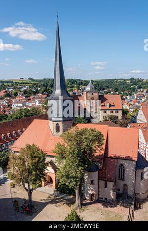 Protestantische Stadtkirche, früher Sankt Margarethen, Vorderburg auf der Rückseite, Luftblick vom hinteren Turm, Altstadt, Schlitz, Vogelsberg Stockfoto