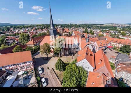 Protestantische Stadtkirche, früher Sankt Margarethen, Vorderburg auf der Rückseite, Luftblick vom hinteren Turm, Altstadt, Schlitz, Vogelsberg Stockfoto