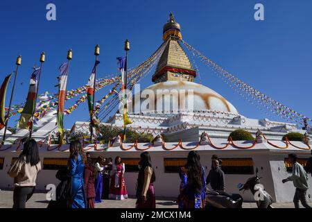 Kathmandu, Nepal. 22. Januar 2023. Menschen aus der Tamang Community feiern das Sonam Lhosar Festival in Kathmandu, Nepal, 22. Januar 2023. Sonam Lhosar wird von der Tamang-Gemeinschaft, einer ethnischen indigenen Gruppe, die in Nepal lebt, als Mondneujahr beobachtet. Kredit: Hari Maharjan/Xinhua/Alamy Live News Stockfoto