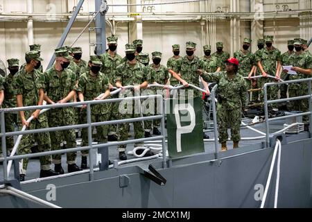 220711-N-PW480-0047 GREAT LAKES, ILLINOIS (11. Juli 2022) – Gunner's Mate 2. Class Cynara Rustin, eine Ausbilderin des Recruit Training Command (RTC), erteilt dem Naval Reserve Officer Training Corps (NROTC) Anweisungen für neue Studenten-Indoktrination (NSI)-Hebammenkandidaten, bevor sie am 11. Juli mit der Bearbeitung von Leinen an Bord des USS Marlinespike Trainers bei RTC beginnen. Nach Abschluss des NSI beginnen die Kandidaten in diesem Herbst ihr erstes Jahr des NROTC-Programms an Hochschulen und Universitäten im ganzen Land. NSI ist ein Indoktrinierungsprogramm, das bei RTC ausgerichtet wird und den Fähnrich- ten ein gemeinsames militärisches T zur Verfügung stellt Stockfoto