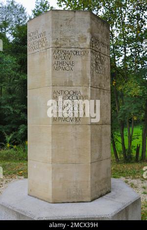 Römer im Rems-Tal, Steinpfeiler, Stele, Limes Rundwanderweg im Rotenbach-Tal, archäologischer Pfad, Grenzsituation der Stockfoto