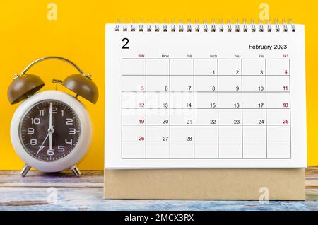 Februar 2023 Monatlicher Tischkalender für 2023 Jahr und Wecker. Stockfoto