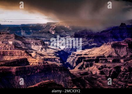 Ein einsamer Sturm zieht sich über den Nordrand des Grand Canyon in Arizona. Stockfoto