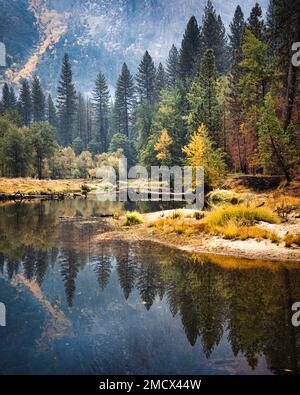 Der Merced River fließt im späten Herbst durch das Yosemite Valley. Yosemite-Nationalpark, Kalifornien. Stockfoto