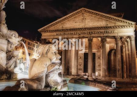 Der Brunnen auf der Piazza della Rotonda blickt auf das Pantheon in Rom, Italien. Stockfoto