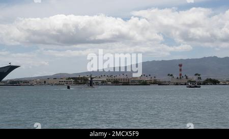 220711-N-LN285-1041 PEARL HARBOR (11. Juli 2022) - das Los Angeles-Klasse-Schnellangriff-U-Boot USS Topeka (SSN 754) verlässt Pearl Harbor während Rim of the Pacific (RIMPAC) 2022, Juli 11. Von Juni 29 bis August 4 nehmen an der RIMPAC 25.000 Nationen, 38 Schiffe, vier U-Boote, mehr als 170 Flugzeuge und Mitarbeiter auf und um die hawaiianischen Inseln und Südkalifornien Teil. RIMPAC ist die weltweit größte internationale Seefahrt-Übung und bietet eine einzigartige Ausbildungsmöglichkeit und fördert und pflegt gleichzeitig Kooperationsbeziehungen zwischen den Teilnehmern, die für die Gewährleistung der Sicherheit von entscheidend sind Stockfoto