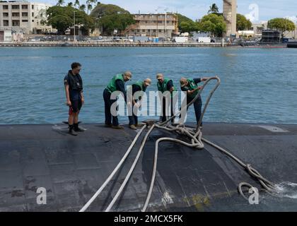 220711-N-LN285-1021 PEARL HARBOR (11. Juli 2022) - das Los Angeles-Klasse-Schnellangriff-U-Boot USS Topeka (SSN 754) verlässt Pearl Harbor während Rim of the Pacific (RIMPAC) 2022, Juli 11. Von Juni 29 bis August 4 nehmen an der RIMPAC 25.000 Nationen, 38 Schiffe, vier U-Boote, mehr als 170 Flugzeuge und Mitarbeiter auf und um die hawaiianischen Inseln und Südkalifornien Teil. RIMPAC ist die weltweit größte internationale Seefahrt-Übung und bietet eine einzigartige Ausbildungsmöglichkeit und fördert und pflegt gleichzeitig Kooperationsbeziehungen zwischen den Teilnehmern, die für die Gewährleistung der Sicherheit von entscheidend sind Stockfoto