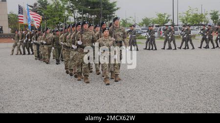 Mitglieder des Kommandos der Vereinten Nationen führen während einer Zeremonie, die von General Paul J. LaCamera, Commander des Kommandos der Vereinten Nationen, Combined Forces Command und U.S. ausgerichtet wird, einen Pass und eine Überprüfung durch Forces Korea, um General Kim, Seung-kyum, Republik Korea, den neuen Vorsitzenden der Stabschefs im Camp Humphreys, Republik Korea, am 12. Juli 2022 zu begrüßen. Gen. LaCamera bekräftigte sein Engagement für die Stärkung einer robusten gemeinsamen Verteidigungshaltung und der ironkaschierten Allianz zwischen ROK und den USA mit General Kim, der im Juli 5 den Eid als ranghöchster Offizier des ROK-Militärs ablegte. General Kim ist der 43. Vorsitzende Stockfoto