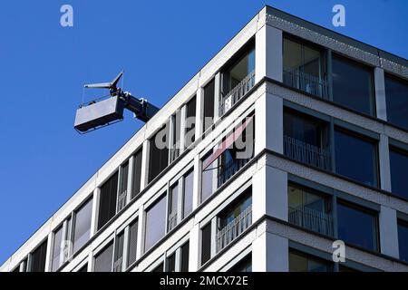 Apartmentblock mit Fassadenlift, Zürich, Schweiz Stockfoto