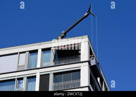 Apartmentblock mit Fassadenlift, Zürich, Schweiz Stockfoto