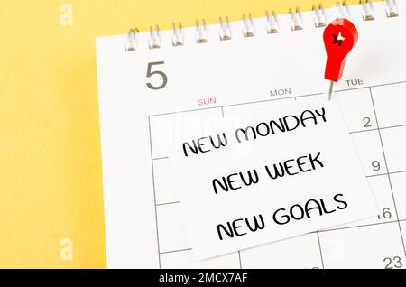 Inspirierendes und motivierendes Konzept – Neuer montag, neue Woche, neue Zieltexte auf dem Hintergrund des Tischkalenders. Stockfoto