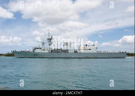 220711-N-XL376-1001 PEARL HARBOR (11. Juli 2022) – die Königliche Kanadische Navy Fregatte HMCS Winnipeg (FFH 338) verlässt Pearl Harbor, um am 11. Juli die At-Sea-Phase zum Rim of the Pacific (RIMPAC) 2022 zu beginnen. 26 Nationen, 38 Schiffe, vier U-Boote, mehr als 170 Flugzeuge und 25.000 Mitarbeiter nehmen vom 29. Juni bis zum 4. August an RIMPAC in und um die Hawaii-Inseln und Südkalifornien Teil. RIMPAC, die weltweit größte internationale maritime Übung, bietet eine einzigartige Ausbildungsmöglichkeit und fördert und pflegt kooperative Beziehungen zwischen den Teilnehmern, die für die Gewährleistung der s entscheidend sind Stockfoto