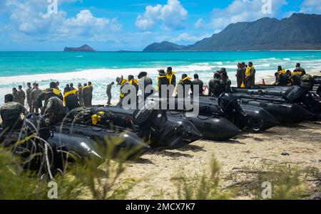 220711-N-EE352-1578 BÄLGE AIR FORCE STATION, Hawaii (11. Juli 2022) mexikanische Naval Infantry Marines bereiten sich darauf vor, während amphibischer Einsätze mit der australischen Armee, Matrosen der Republik Korea und den USA ein Kampfgummiraketenfahrzeug zu nutzen Marine Corps als Teil des Rim of the Pacific (RIMPAC) 2022. Von Juni 29 bis August 4 nehmen an der RIMPAC 25.000 Nationen, 38 Schiffe, vier U-Boote, mehr als 170 Flugzeuge und Mitarbeiter auf und um die hawaiianischen Inseln und Südkalifornien Teil. RIMPAC ist die weltweit größte internationale Seefahrt-Übung und bietet einen einzigartigen Traini Stockfoto