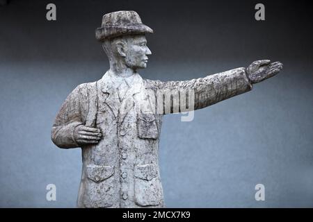 Statue, Richard Schirrmann-Denkmal, Gründer der Deutschen Jugendherberge-Vereinigung, Altena, Sauerland, Nordrhein-Westfalen, Deutschland Stockfoto