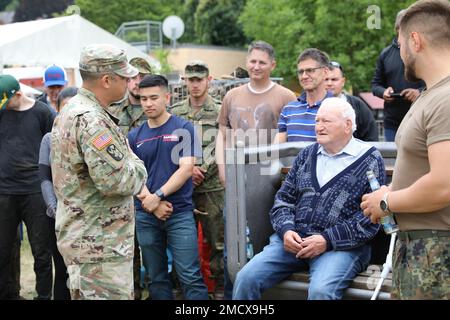 USA Army LT. Oberst Raul Sandoval, Adjutant General, 21. Theater Sustainment Command, würdigt Kurt Mebus, den Bürgermeister von Sankt Goar von 1971 bis 1990, nachdem er Bäche und Flüsse in der Gemeinde Sankt Goar unter den USA gereinigt hatte Armeesoldaten, die deutsche Armee, Zivilisten, Familien und Gastgeberländer in Sankt Goar, Deutschland, 11. Juli 2022. Im Zweiten Weltkrieg wurde Mebus als Junge bei einer Schlacht am Rhein in Sankt Goar verwundet und verlor sein Bein, wurde aber schließlich Bürgermeister dieser Stadt. Stockfoto