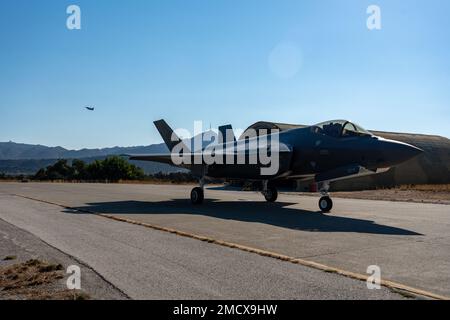 EIN US-AMERIKANISCHER Air Force F-35A Lightning II wurde der 495. Kampfgeschwader vor einer Ausbildungsmission zugewiesen, während eine Hellenic Air Force F-16 Fighting Falcon während der Übung Poseidon's Rage 22 am Luftwaffenstützpunkt Souda, Griechenland, am 11. Juli 2022 abhebt. PR22 soll die Einsatzbereitschaft und Interoperabilität zwischen dem USAF und dem HAF verbessern, indem die Überlegenheit der Luftqualität durch den Einsatz von lebender und inerter Munition demonstriert wird. Stockfoto