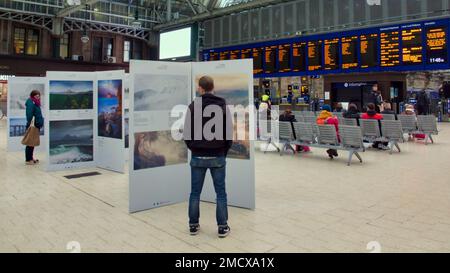 Glasgow, Schottland, Vereinigtes Königreich 22. Januar 2023. Landschaftsfotograf des Jahres besuchte den Hauptbahnhof von Glasgow und erwies sich als beliebt bei wartenden Passagieren, die den Bildern eine menschliche Landschaft gaben. Credit Gerard Ferry/Alamy Live News Stockfoto