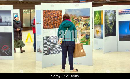 Glasgow, Schottland, Vereinigtes Königreich 22. Januar 2023. Landschaftsfotograf des Jahres besuchte den Hauptbahnhof von Glasgow und erwies sich als beliebt bei wartenden Passagieren, die den Bildern eine menschliche Landschaft gaben. Credit Gerard Ferry/Alamy Live News Stockfoto